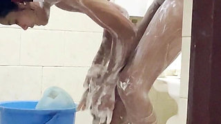 Hot Girl Perform Nice Blowjob and Her Nude Bath