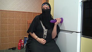 Divorced Arab Wife Loves Big Cocks