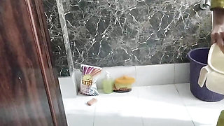 Nahati hui step sister ka bathroom ka video bna liya