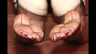 Mrs Mature Feet Sets You a Jerk off Challenge