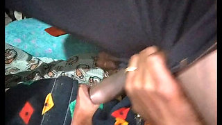 Meri step mama ki ladki hai Mera land chusa aur munh mein Pani le Liya