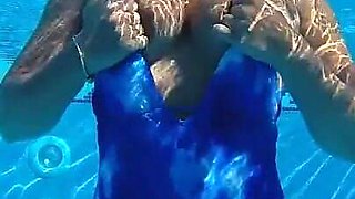 Mit Neuem Badeanzug Im Pool