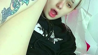 Hot amateur blonde pregnant toying her pussy solo
