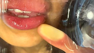 A Loooot of Lipgloss When I Kiss