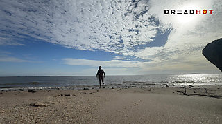 I Made a Very Tasty Squirt on a Deserted and Paradisiacal Beach Part 2