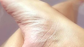 Close up amateur beauty uses her toy to masturbates
