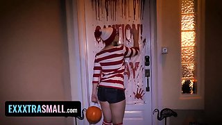 Cleo Clementine heads for a spooky dick rail that makes her toes curl - teamskeet