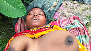 Indian hot wife ki Jungle Safai karte waqt chudai ki