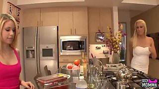 Sexymomma - 18yo sapphic Mae Olsen masturbating step-mom oral