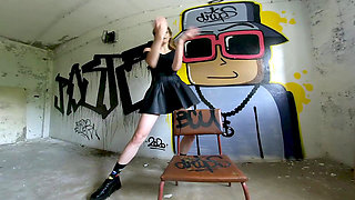 180vr Blizard Dances and Shows Her Teenager Naked Body