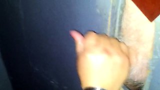 Svenska Hustruns Glory Hole Handjob