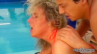 Blonde Bitch Fickt Den Poolboy