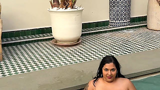 BBW Twerking in Pool Splashing Water with Huge Ass. Wet Fat Booty Clapping Outdoor