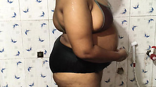 Sexy Aunty Hot Bathing