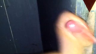 Svenska Hustruns Glory Hole Handjob