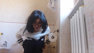 The Cherleader Loves to Provoke Your Erection with Her Pee