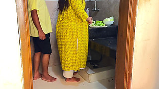 Suddenly I Fucked My Stepmother in Law While She Was Cutting Curry in the Kitchen - Desi Rough Sex
