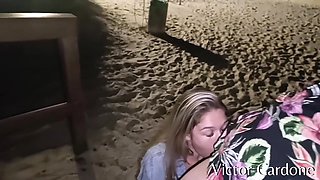 Loira Brasileira - Encontrei Essa Putinha Na Praia A Noite E Coloquei Ela Pra Mamar