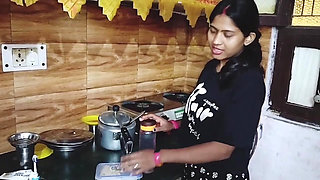 Desi pados bhabhi ke sath milkar Nahaya aaya