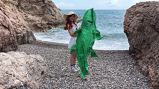 Relaxing Sound of Waves with Crocodile Bouncing and Inflating