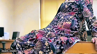 Istri muslim berhijab selingkuh sama teman kantornya. Sekretaris selingkuh lagi asik muasin memeknya pakai vibrator favoritnya p