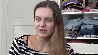 Ersties - Die 22-jährige Lauren liebt ihren großen Dildo im Doggystyle