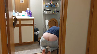 Female plumber's buttcrack