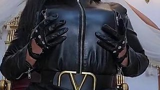 Amateur Latina Milf Masturbates on Cam