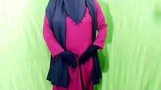 Indian housewife Priya gets down and dirty in the bedroom while chatting