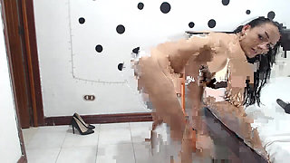 Bodybuilding MILF Play with Her Big Clit