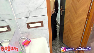 Alisha Bhabhi Aayi Kapde Badalne aur Chudgayi Tharki Ladke Se