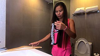 Tattooed Pinay Serves Big Dick With High Price