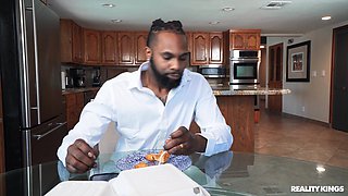 Moms Lick Teens: Lets Fuck The Naughty Delivery Girl with Richelle Ryan