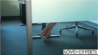Bossy Milf Aderes Quin Gets Feet Worshipping
