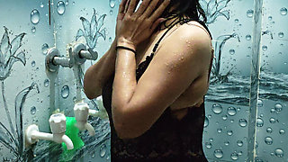 Desi Bhabhi Bathing