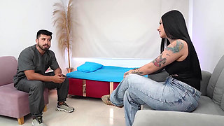 Big Ass Flagrant Married in a Tantric Massage Office They Received the Therapist's Cock