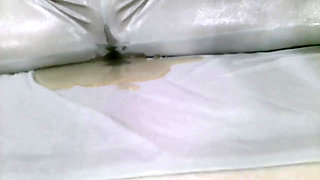 Adorable yoga exercicies pissing without take pants off