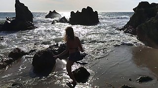 Model blows photographer on the beach and swallows cum