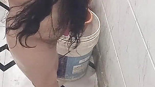 Padosan Ko Bathroom Mein Choda Aur Cumshot Kiya