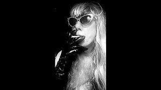MATURE CD TS SMOKING VS120s IN HER BATHROOM