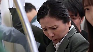 Japanese mommy getting her juicy asian pussy fingered