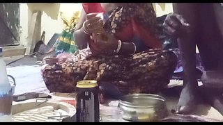 Aunty ko bear pilaya Holi Mein To aunty ne gift Mein Diya apni chut chod liya jamkar