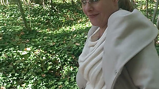 Jade shows off in the wood with the strangers