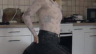 Miss Amy Douxxx Makes Herself Happy on the Slave's Face