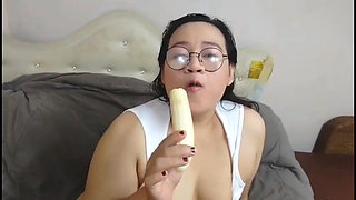 Horny Wife Insert Banana in Pussy and Eating