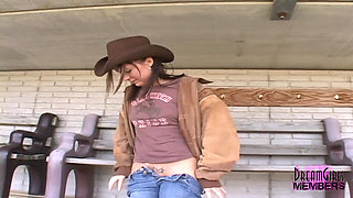 Country girl gets naked in Iowa
