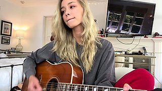 Amateur Webcam Cute Teen Plays Solo with Big Dildo