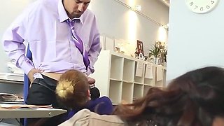 Male chief loves deep-throat from his secretary
