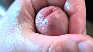Quick oily wank with thick cum