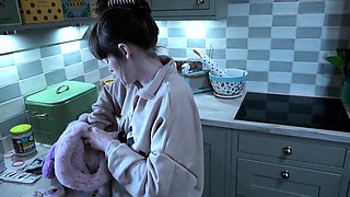 Masturbating amateur cums after solo fun